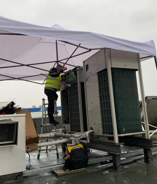 Installazione e manutenzione climatizzatori esterni con attrezzatura professionale.